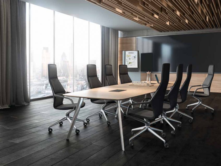 Brunner Moderner Schulungs- und Meetingraum mit hochwertigen Konferenzstühlen Moderner Meetingraum mit schwarzer Bestuhlung und großem Tisch – Einrichtung für Schulungs- und Konferenzräume
