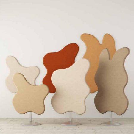 Akustikpaneele für Schallschutz im Büro Freistehende Akustikpaneele in organischen Formen zur Verbesserung des Schallschutzes im Büro