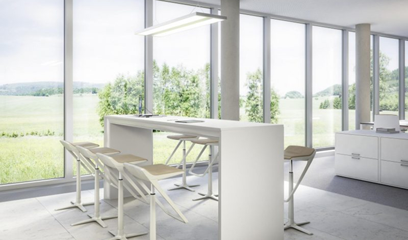 KINETICis5_Bruecke_sitzmoebel-buero-konferenzbereich-stehtische-stuehle 1 KINETICis5 Heller Besprechungsbereich im Büro mit modernen Stühlen und Stehtisch