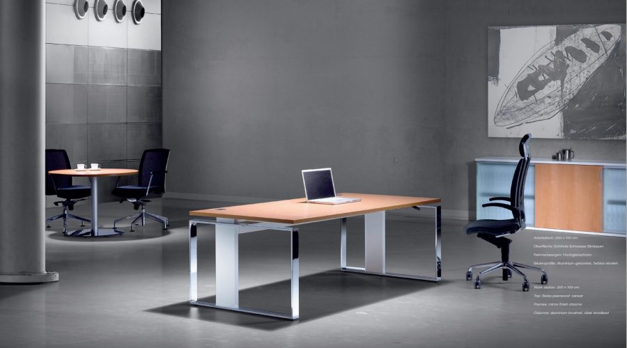 Leuwico Moderner ergonomischer Arbeitsplatz mit großem Schreibtisch Moderner ergonomischer Arbeitsplatz mit großem Schreibtisch und klarer Bürogestaltung