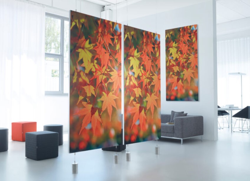 Bedruckte Akustik-Hängepaneele für Schallschutz im Büro Großformatige, bedruckte Akustik-Hängepaneele mit Herbstmotiv zur Verbesserung des Schallschutzes in einem Bürobereich