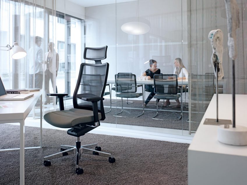 Ergonomischer Bürostuhl mit atmungsaktiver Rückenlehne Ergonomischer Bürostuhl mit Netzrückenlehne in einem modernen Büro