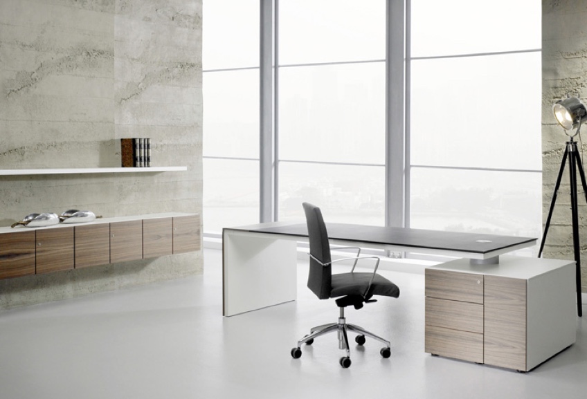 Chefbüro Einrichtung – minimalistisches Führungskräftebüro in Weiß und Holz Modernes Chefbüro mit weißem Schreibtisch und Holzdetails – hochwertige Chefbüro Einrichtung.