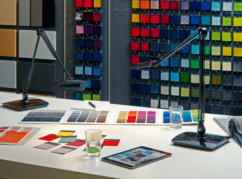 Glamox Tischleuchte für Designarbeitsplätze Arbeitsplatz mit Glamox Tischleuchten und Farbmustern – moderne Bürobeleuchtung für präzises Arbeiten