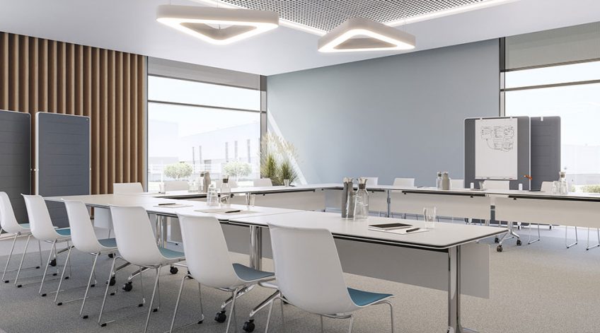 Interstuhl Konferenzbestuhlung mit weißen Stühlen in hellem Tagungsraum Moderne Konferenzbestuhlung mit weißen Stühlen und Tischen in einem hellen Tagungsraum mit großen Fenstern