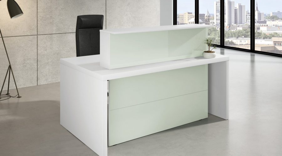 Moderne weiße Empfangstheke mit mintgrüner Front als Empfangsmöbel in einem hellen Büro