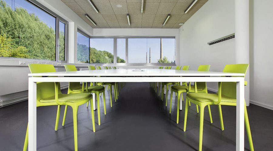 Moderner Besprechungsraum – Konferenzraum einrichten mit Bürowelt design Heller Konferenzraum mit grünen Stühlen und großem Tisch – moderne Einrichtung für Besprechungsräume