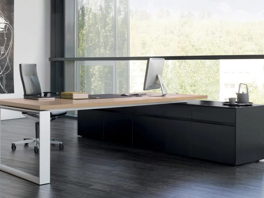 Renz sono moderne Chefbüro Einrichtung mit Holzschreibtisch und schwarzem Sideboard Modernes Chefbüro mit hellem Holzschreibtisch und schwarzem Sideboard – designorientierte Büroeinrichtung.
